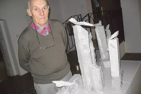 Akademski slikar in grafik Vladimir Makuc ob svojih pticah. / Foto: 