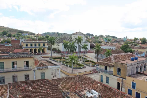 Pogled na staro in šarmantno kolonialno mesto Trinidad, na cerkev Svete trojice in trg Plaza Mayor / Foto: Olga Vončina