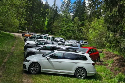 V nedeljo so bila povsem zasedena vsa parkiri&scaron;ča v Planini pod Golico. / Foto: arhiv Občine Jesenice