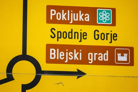 Javno komunalno podjetje Infrastruktura Bled skupaj z Občino Gorje ukinja ekološki otok na avtobusni postaji Spodnje Gorje. / Foto: Nik Bertoncelj