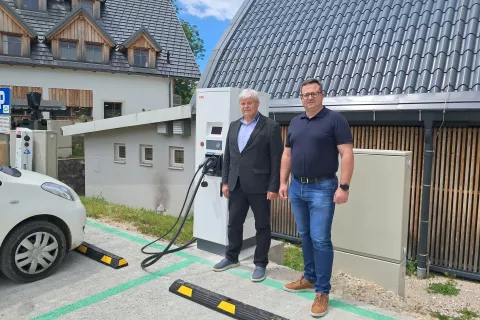 Postavitve sta se udeležila župan Jože Sodja in direktor Jure Meglič. / Foto: arhiv BSC Kranj