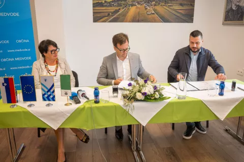 Predsednica sveta Krajevne skupnosti Senica Karmen Maretič Debeljak, župan Nejc Smole in direktor podjetja V3 Zoran Vučković / Foto: Primož Pičulin