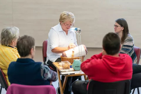 S klekljarskim maratonom so obenem napovedali 63. Čipkarske dneve v Železnikih, ki bodo od 4. do 6. julija. / Foto: Simon Benedičič