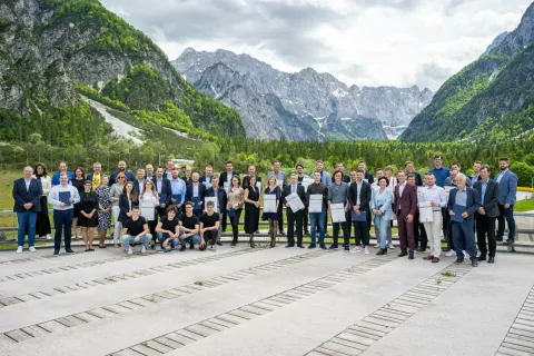 Podelitev priznanj najboljšim inovacijam Gorenjske Nordijski center PlanicaSkupinska fotografija prejemniki priznanj in mladi iz ŠC Škofja Loka / Foto: Nik Bertoncelj