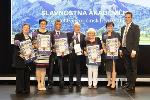Občinski nagrajenci v družbi Roka Robleka, župana Preddvora: (z leve) Marijana Rehberger, Francka Prezelj, Aleš Drekonja, Franc Ekar, Anica Celar Gorza in Martina Košir. Svojo odsotnost je opravičil Miran Zadnikar. / Foto: Peter Košenina