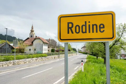 V vasi Rodine podjetje GVT Štraus želi zgraditi sosesko osmih stanovanjskih hiš. / Foto: Nik Bertoncelj