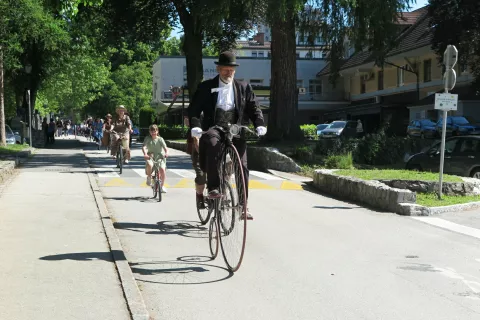 Iz nekdanje vojašnice so se starodobni kolesarji po Šolski ulici pripeljali proti središču Škofje Loke. / Foto: Vilma Stanovnik