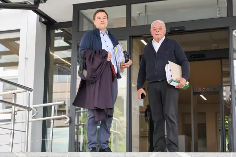 »DDV je del komunalnega opremljanja,« je na sodišču vztrajal cerkljanski župan Franc Čebulj (levo ob njem Žiga Rejc, pooblaščenec Občine Cerklje). / Foto: Tina Dokl