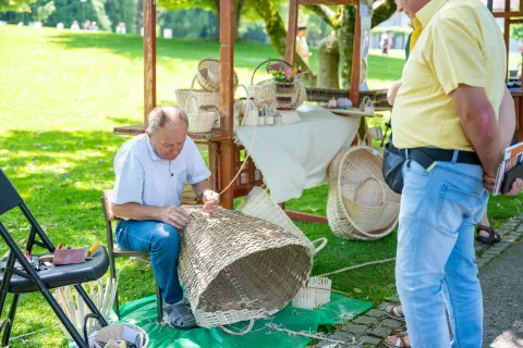 Rokodelci so nosilci redkega znanja in veščin izdelovanja uporabnih in okrasnih izdelkov. / Foto: Nik Bertoncelj