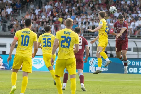 Nogometaši Triglava (v bordo dresih) so imeli lepo priložnost, da v Kranj vrnejo prvoligaški nogomet, a je niso izkoristili. Med elito ostajajo Domžalčani. / Foto: Peter Košenina