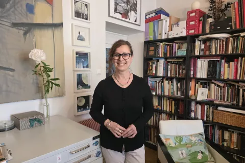 Andreja Peklar pravi, da je šlo za zelo naraven proces, da je iz ilustratorke postala tudi avtorica besedil. / Foto: Špela Šimenc