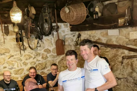  Ob zaključku Dalmacija Toura Aleš Kalan (levi) vedno poskrbi, da nihče od kolesarjev ne gre domov praznih rok. Prav vsak dobi posebno medaljo za opravljeno kolesarjenje. Tudi na spremljevalno ekipo iz kombijev ne pozabi, pa tudi kolesarji se spomnijo nanj. Na fotografiji pa je v druži Valentina Erjavca, ki je zvest udeleženec BAM.Bi Dalmacija Tourov in strasten kolesar že vrsto let. / Foto: Alenka Brun