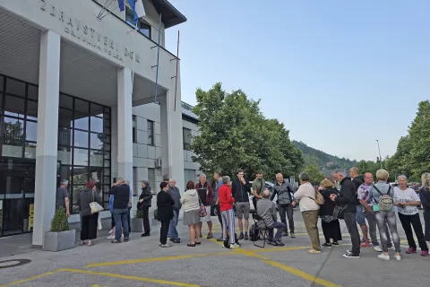Gneča ob peti utri zjutraj, nekateri so prinesli tudi stolčke. / Foto: Špela Šimenc