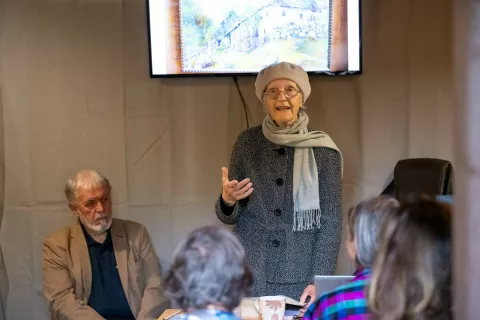 Urednica znanstvene monografije prof. ddr. Marija Stanonik in prof. dr. Janez Bogataj na predstavitvi v Doslovčah / Foto: Nik Bertoncelj