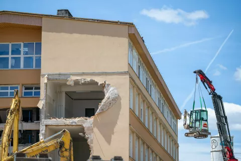 Podiranje Srednja šola Jesenice bager v zraku za razgled / Foto: Nik Bertoncelj
