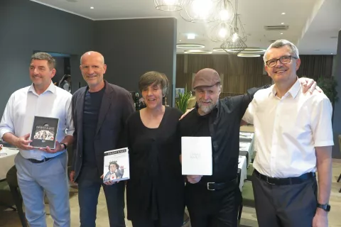 Ob predstavitvi zbirke esejev Iskrive karte: (z leve) Aleš Musar, Marko Arnež, Polonca Hafner Ferlan, Ciril Horjak in Jože Drenovec. / Foto: Igor Kavčič