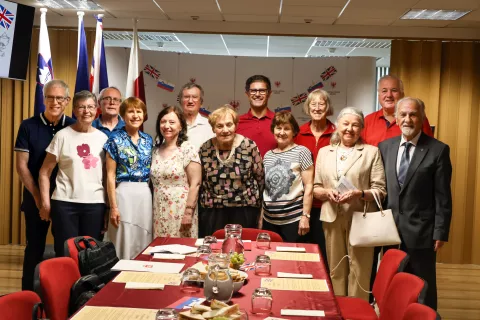 Kranjski župan Matjaž Rakovec z nekdanjimi udeleženci izmenjav / Foto: Tina Dokl