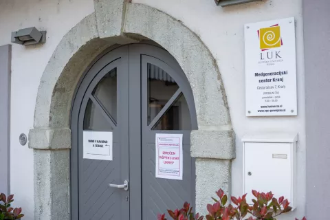 Prostori medgeneracijskega centra v nekdanji Blažunovi gostilni v Kranju, ki so bili zaprti od konca aprila, bodo v kratkem znova oživeli. / Foto: Primož Pičulin