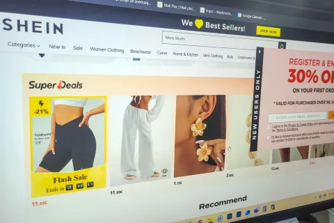 Zavajajoče tehnike podjetja Shein potrošnike silijo v večje nakupe, kot so jih sprva nameravali opraviti, ter prispevajo k okoljskim in družbenim težavam, ki jih povzroča industrija hitre mode, so opozorili na ZPS. / Foto: Tina Dokl