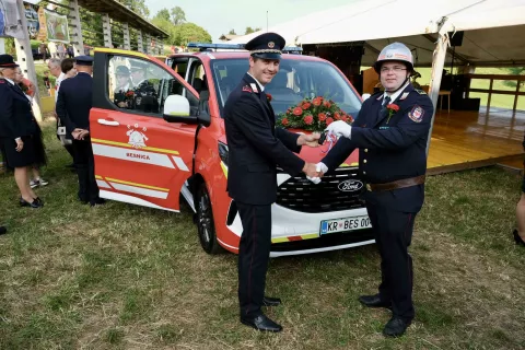 Poveljnik PGD Besnica Gašper Berce (desno) je ključe novega vozila predal vodji voznega parka Janu Tavčarju. / Foto: Maša Likosar