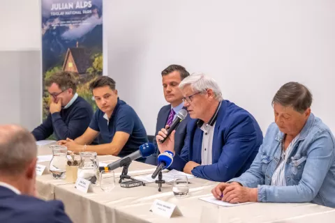 Novinarska konferenca Julijske Alpe v Mojstrani pred poletno sezonoNa fotografiji iz leveKlemen Langus, Turizem BohinjBlaž Veber, direktor JZ Turizem BledIztok Pesrl, podžupan Občina BledJože Sodja, župan Občina BohinjDanijela Danica Mandeljc, podžupanja Občina Gorje / Foto: Nik Bertoncelj