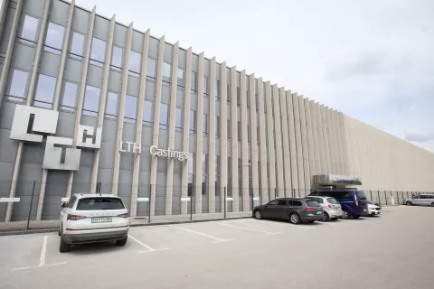 stavba podjetje napis LTH Castings Trata Škofja Loka / Foto: Gorazd Kavčič