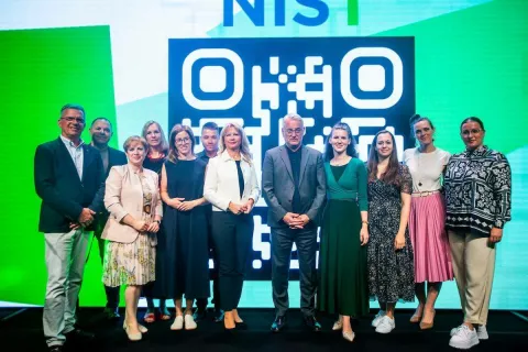 Ob slovesnem zagonu novega informacijskega središča / Foto: Arhiv Sto