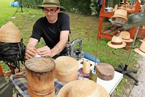 Za izdelavo enega slamnika je potrebnih okoli trideset metrov slamnatih kit in številni pripomočki, kot so likalnik za kite, šivalni stroj, različni modeli, stiskalnica … / Foto: 