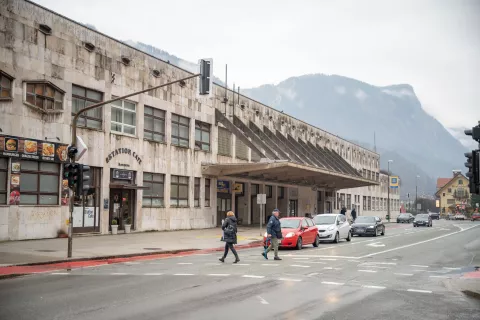 V sklopu del bodo prenovili tudi stavbo jeseniške železniške postaje. / Foto: Nik Bertoncelj