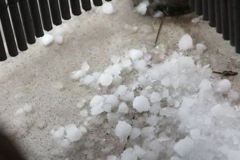 Na številnih območjih je toča uničevala strehe, avtomobile, poljščine in sadje. / Foto: arhiv Gorenjskega glasa