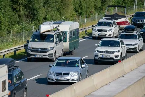 Prometni zastoji skozi Jesenice, prometni zastoj vikend, Avtocesta Karavanke, turisti, turizem / Foto: Nik Bertoncelj