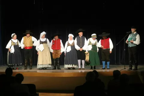 Ko v nošo se odenem, FS FD Šenčur, klobuki in obuvala / Foto: Alenka Brun