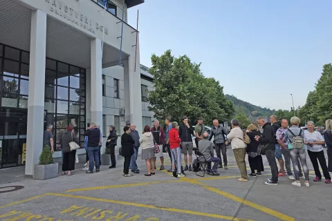 Gneča ob peti utri zjutraj, nekateri so prinesli tudi stolčke. / Foto: Špela Šimenc