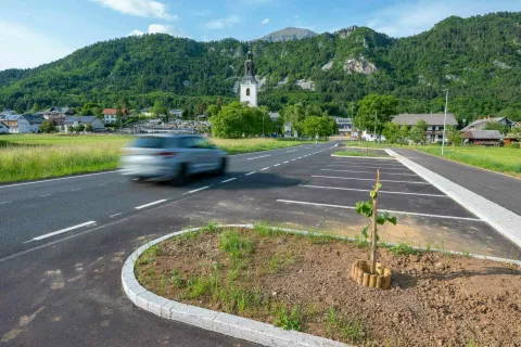 Občina Žirovnica odprta cesta Breznica Vrba čaka na gradnjo obvoznice mimo Vrbe / Foto: Nik Bertoncelj