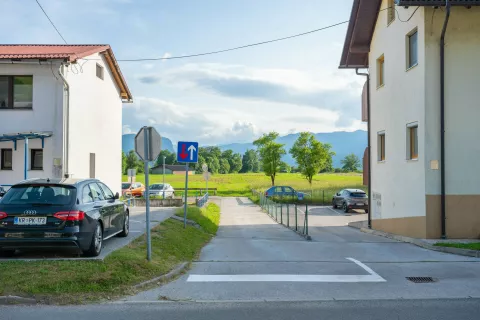 Stanovalci večstanovanjske stavbe, mimo katere je predviden dovoz, so napovedali tožbo. / Foto: Nik Bertoncelj
