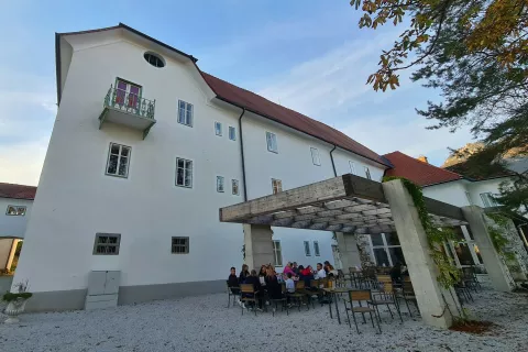 Grad Dvor bo danes ponovno gostil pogovorni večer z Ivko Sodnik. Gostja bo tokrat dr. Nika Leben. / Foto: Alenka Brun