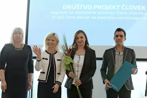 Zaposleni v Projektu Človek, prejemniki ene od nagrad s področja socialnega varstva v družbi ministrice Ksenije Klampfer / Foto: Gorazd Kavčič / Foto: 