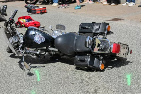 simbolična motorist motor policija policist gasilec gasilci prometna nesreča reševalci reševalec rešilec intervencija poligon varna vožnja motor Preddvor / Foto: Tina Dokl