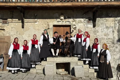 Pred Šempetersko graščino Dečve v nošah iz Rezije z godcema iz FS Sava / Foto: Arhiv Dečve