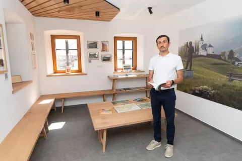 V Sorški štobi obiskovalce sprejemajo člani Turističnega društva Sorica, med njimi tudi Boris Jensterle. / Foto: Simon Benedičič
