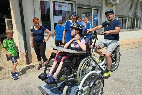 Električno kolo, na katerega je mogoče naložiti invalidski voziček, so kupili s sredstvi donatorjev. / Foto: Marjana Ahačič