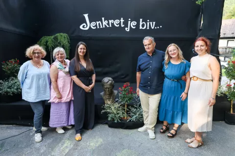 Križnikov pravljični festival z naslovom Jenkret je biv na katerem se pripovedujejo pravljice zapisal jih je Gašper Križnik Motnik občina Kamnika na fotografiji Breda Podbrežnik, Marta Grkman, Špela Regulj, Marjan Semprimožnik, Petra Zupančič, Nina Semprimožnik / Foto: Tina Dokl