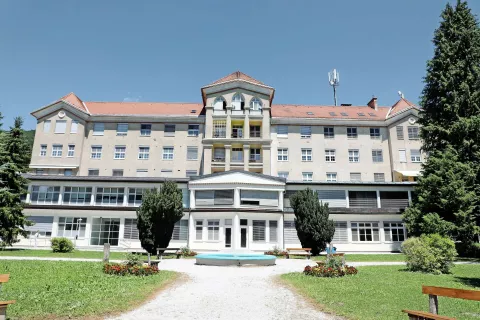 Klinika Golnik je svetla izjema, ki dobaviteljem plačuje redno in v rokih. Mesečno tudi spremljajo realizacijo programa, ki ga zakupijo s pogodbo z Zavodom za zdravstveno zavarovanje Slovenije, kar je nujen ukrep, pravi direktor. / Foto: Tina Dokl / Foto: 