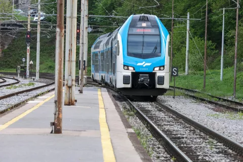 vlak železniška postaja železnica tir proga tiri / Foto: Tina Dokl
