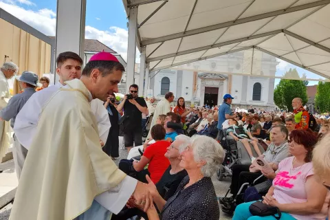 &Scaron;kof dr. Andrej Saje se je pogovarjal z romarji in jim podelil bolni&scaron;ko maziljenje. / Foto: Jože Ko&scaron;njek