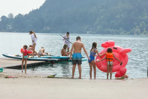 Blejsko jezero plavanje sup supanje čoln kajak vročina plavalci turisti Bled / Foto: Tina Dokl