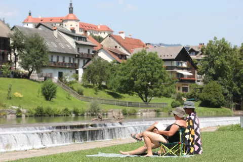 kopanje javno kopališče Puštal Škofja Loka preživljanje počitnic vročina reka Poljanska Sora sončenje osvežitev kopalci mladi / Foto: Gorazd Kavčič