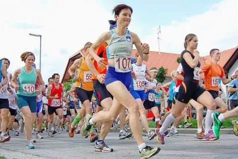 Mošenjski tek je bil zadnji pred poletnim premorom v Gorenjskem pokalu v rekreativnih tekih. Na dolgi progi je teklo več kot sto tekačev. / Foto: 
