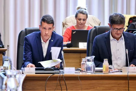 Župan Matjaž Rakovec (desno) se še ni odločil, ali bo zaradi izgube zaupanja razrešil podžupana Janeza Černeta (levo). / Foto: Tina Dokl