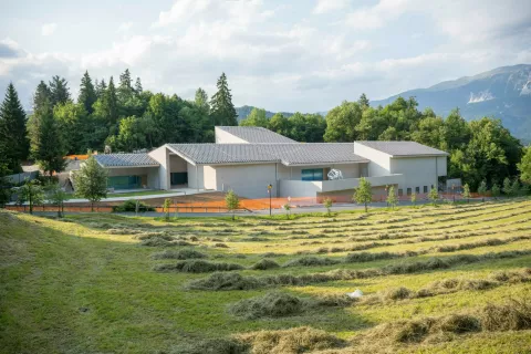 Poleti leta 2026 se bo na Bledu odprl Muzej Lah – nov muzej sodobne umetnosti, ki so ga arhitekturno zasnovali v biroju David Chipperfield Architects. / Foto: Primož Pičulin